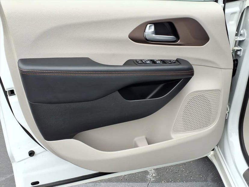 2017 Chrysler Pacifica - Image 16