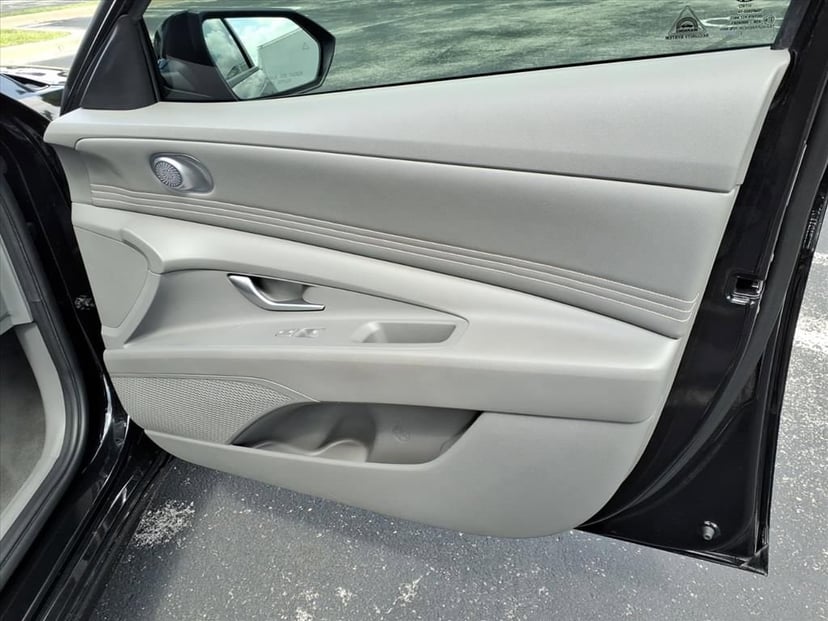 2023 Hyundai Elantra - Image 13