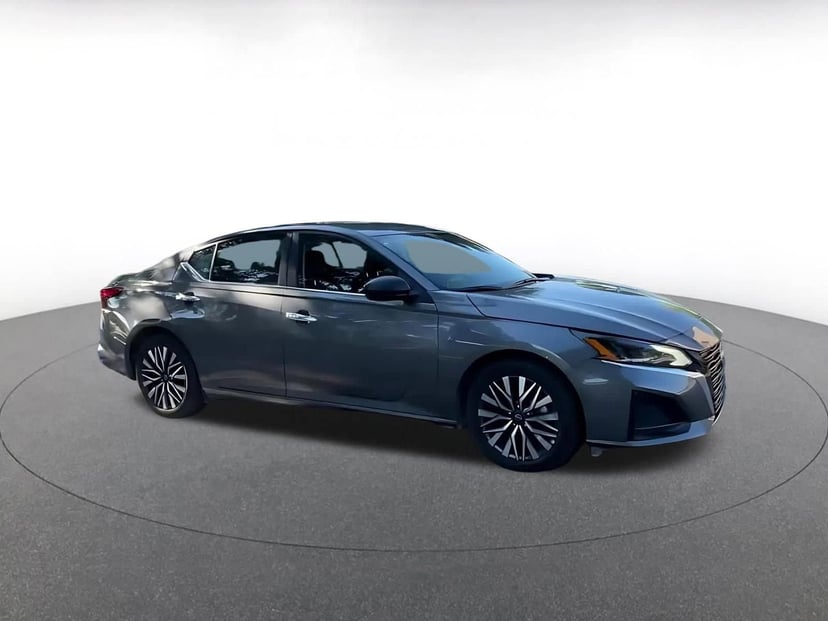 2025 Nissan Altima - Image 2
