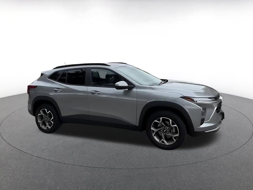 2025 Chevrolet Trax - Image 2