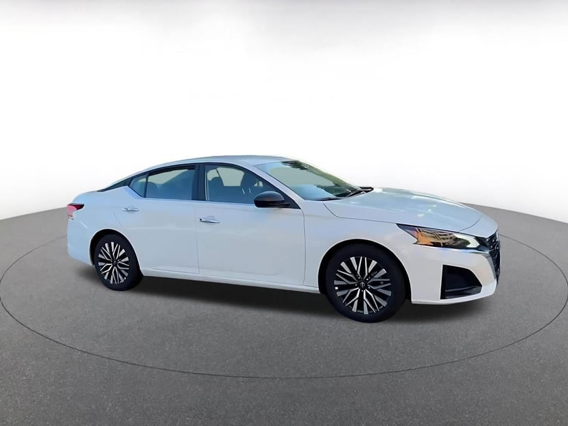 2025 Nissan Altima - Image 2