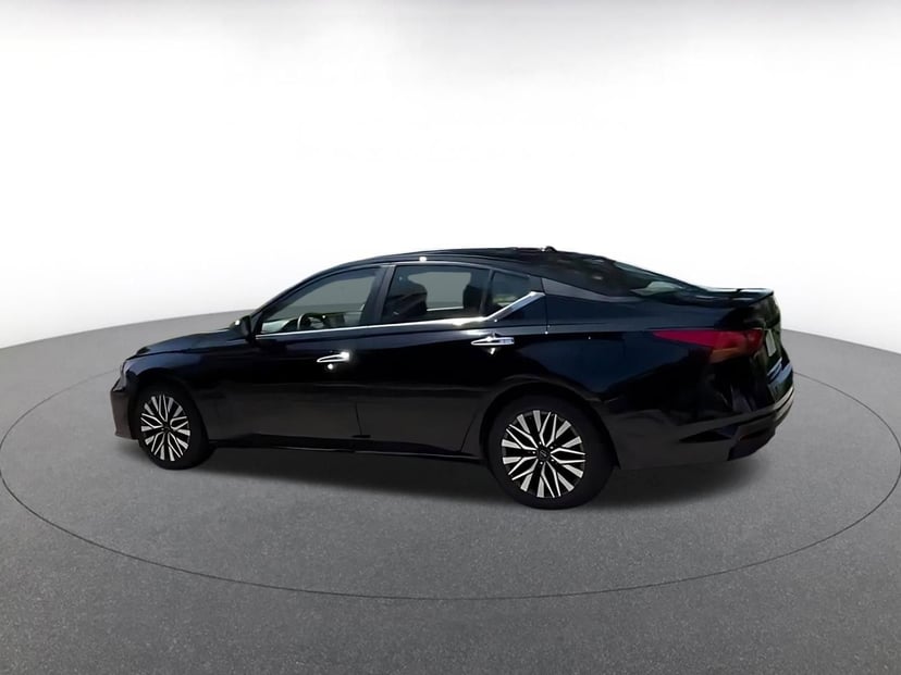 2025 Nissan Altima - Image 12