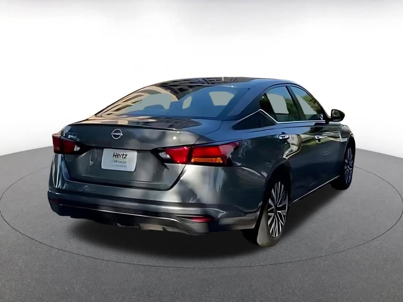 2025 Nissan Altima - Image 13