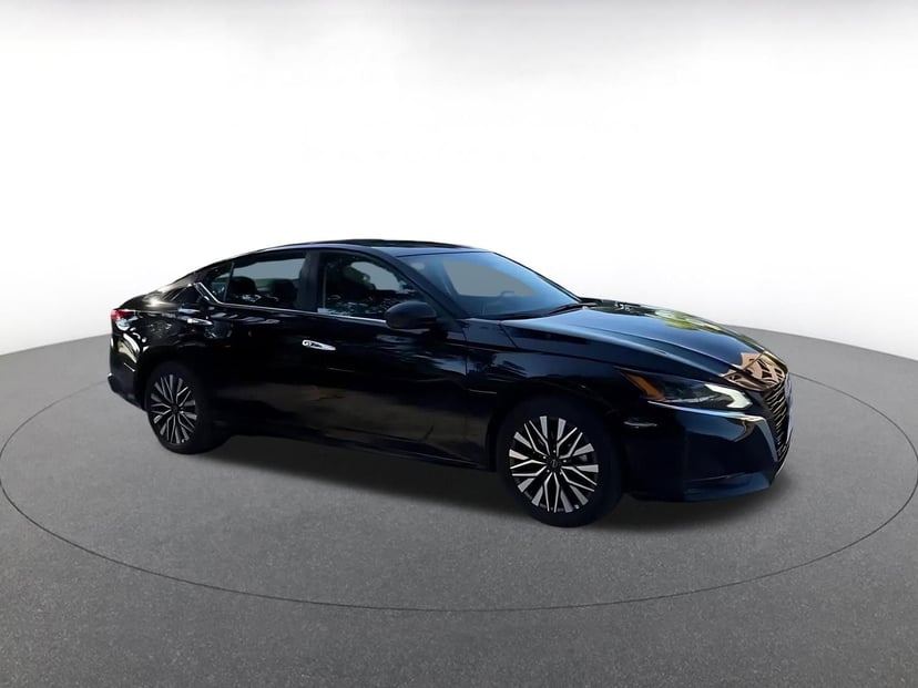 2025 Nissan Altima - Image 2