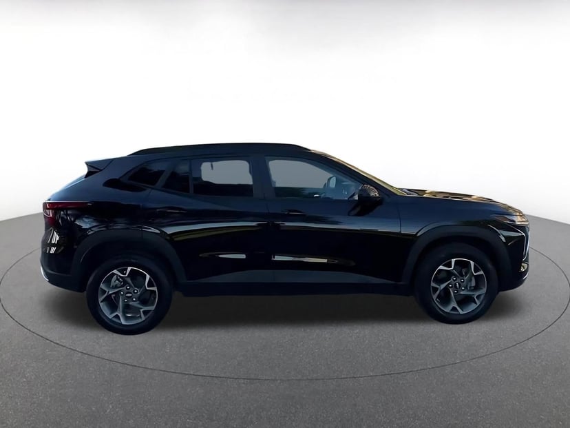 2025 Chevrolet Trax - Image 13