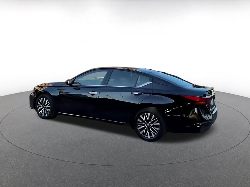 2025 Nissan Altima - Image 16
