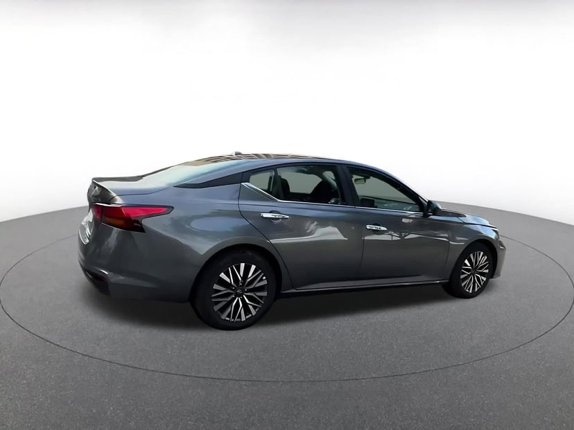 2025 Nissan Altima - Image 12