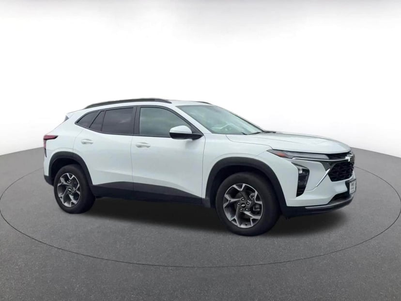 2025 Chevrolet Trax - Image 2