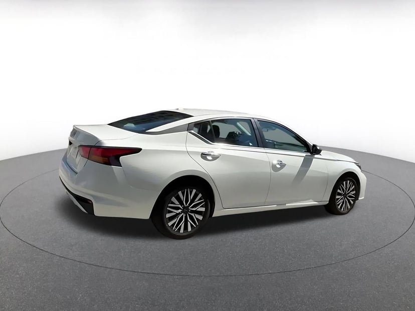 2025 Nissan Altima - Image 15