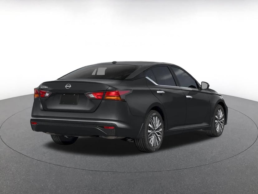 2025 Nissan Altima - Image 2