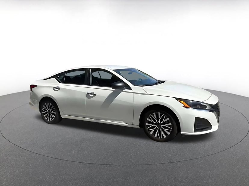 2025 Nissan Altima - Image 2