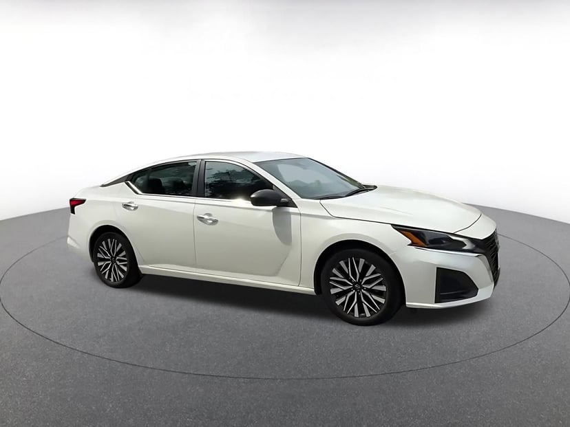 2025 Nissan Altima - Image 2
