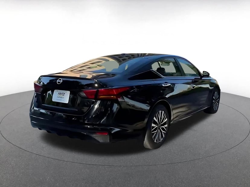 2025 Nissan Altima - Image 12