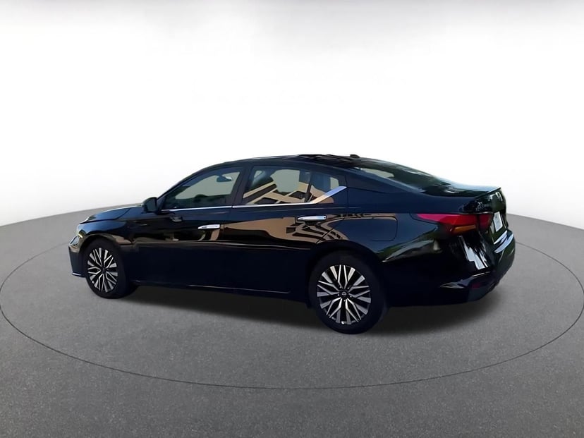 2025 Nissan Altima - Image 15