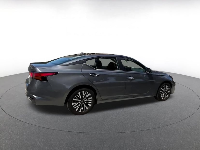 2025 Nissan Altima - Image 13