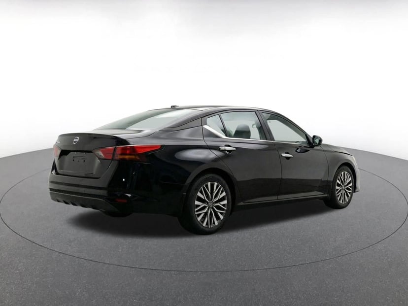 2025 Nissan Altima - Image 6