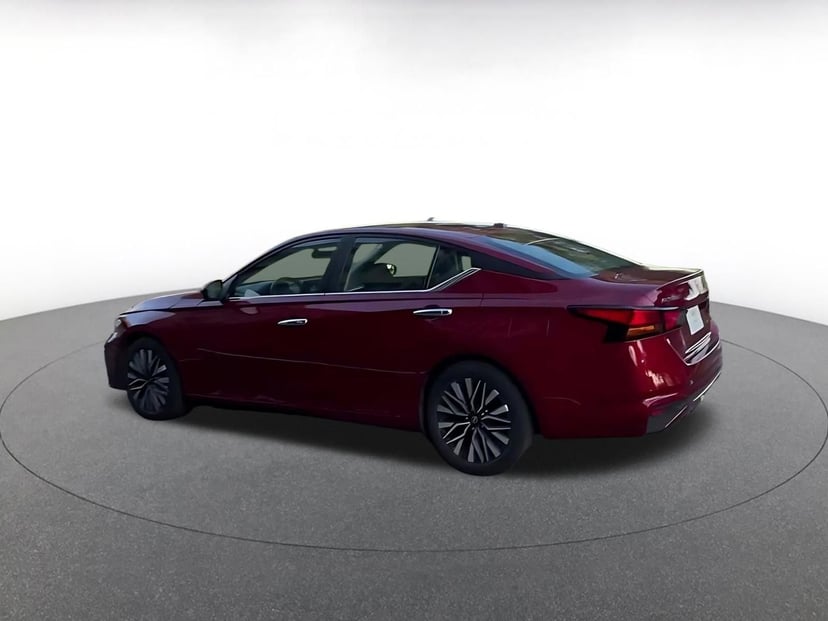 2025 Nissan Altima - Image 5