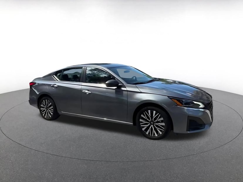 2025 Nissan Altima - Image 2