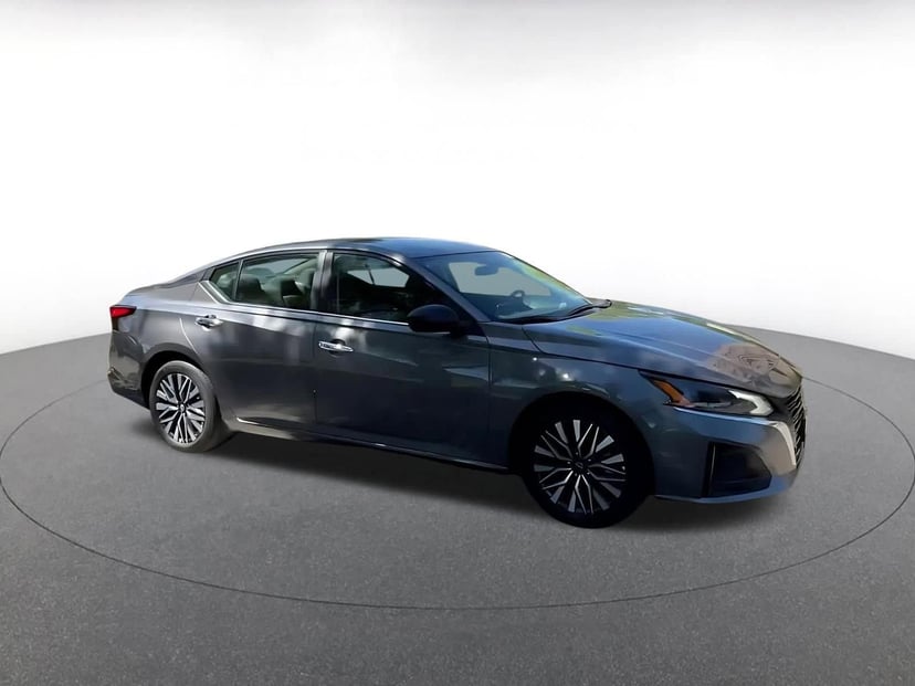 2025 Nissan Altima - Image 2