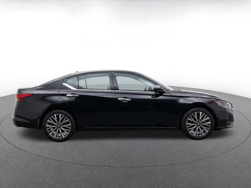 2025 Nissan Altima - Image 8