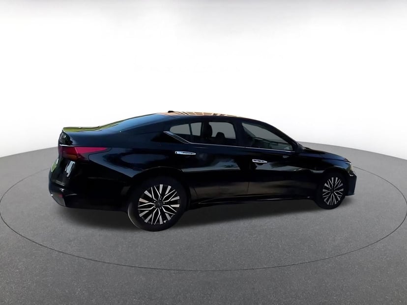 2025 Nissan Altima - Image 13