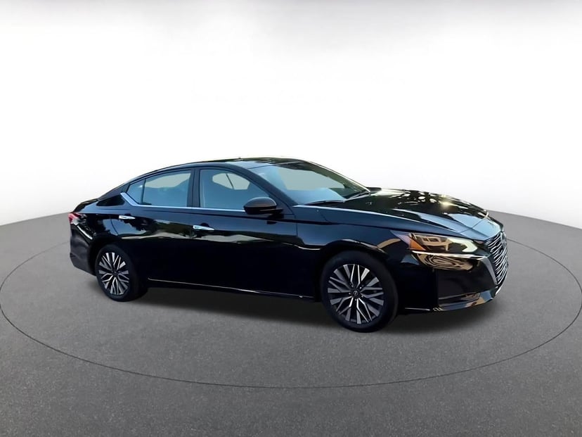 2025 Nissan Altima - Image 2
