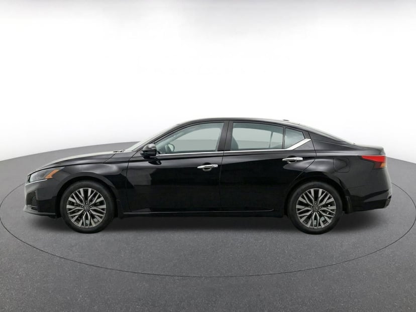 2025 Nissan Altima - Image 4
