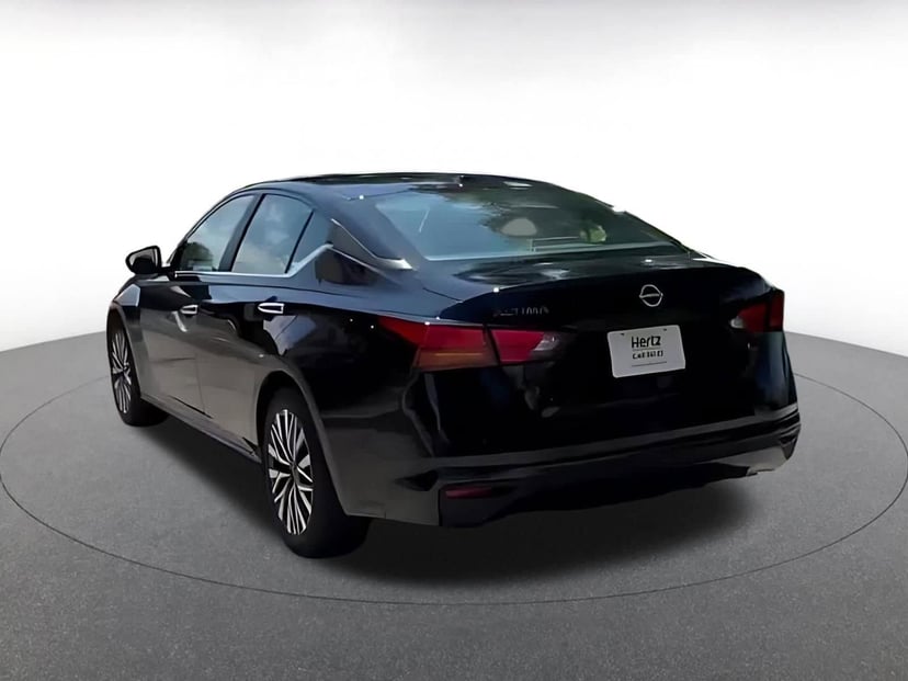 2025 Nissan Altima - Image 7