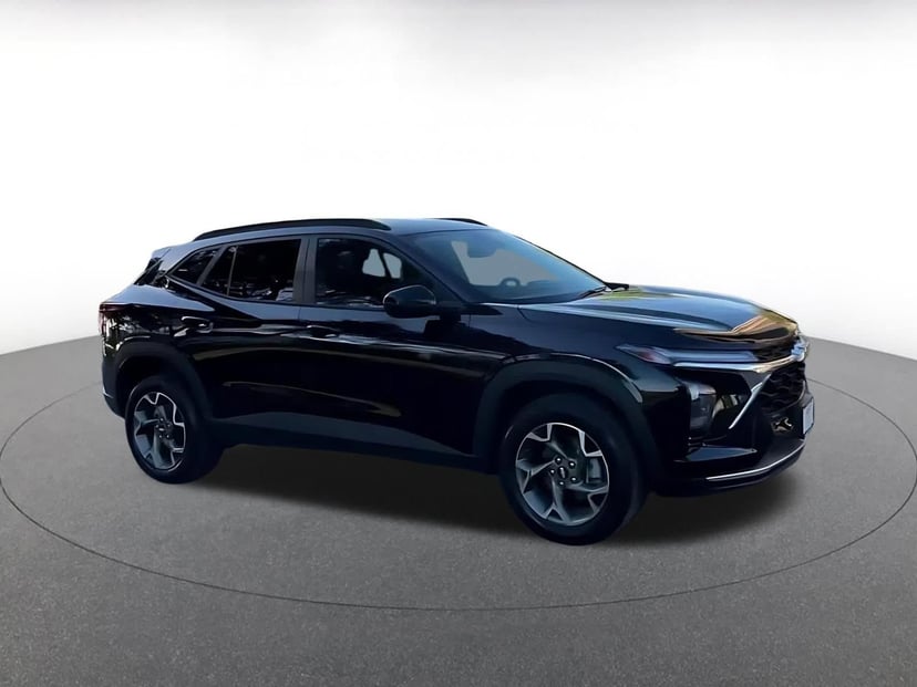 2025 Chevrolet Trax - Image 2