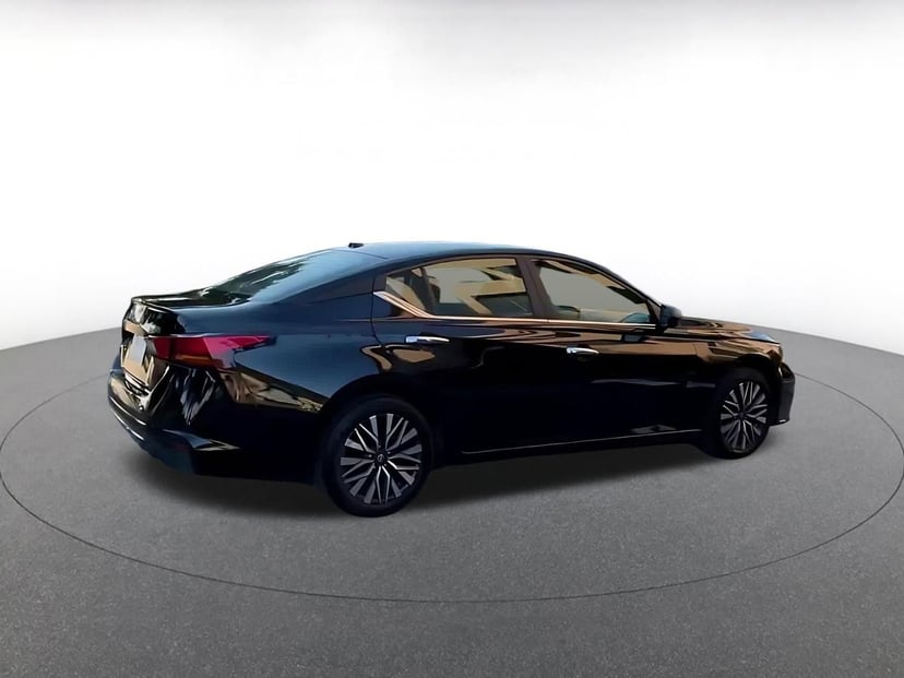 2025 Nissan Altima - Image 12