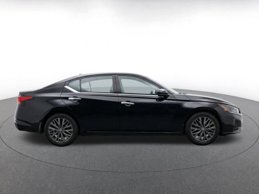 2025 Nissan Altima - Image 7