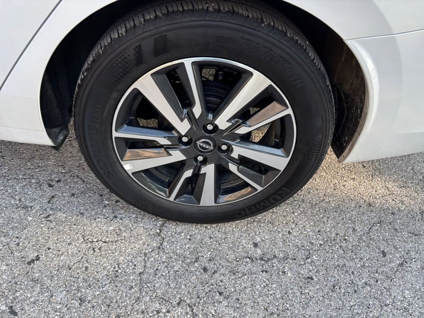 2025 Nissan Versa - Image 25