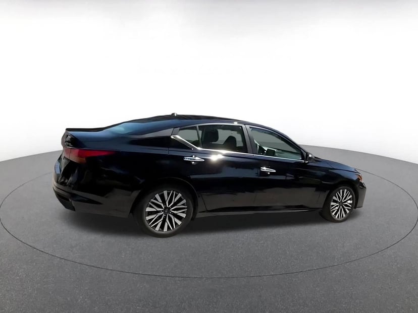 2025 Nissan Altima - Image 10