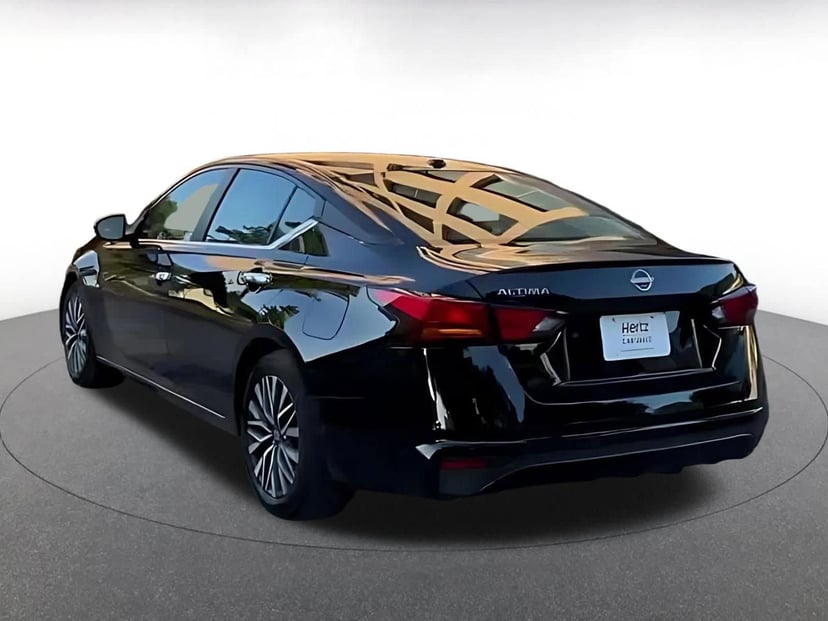 2025 Nissan Altima - Image 8