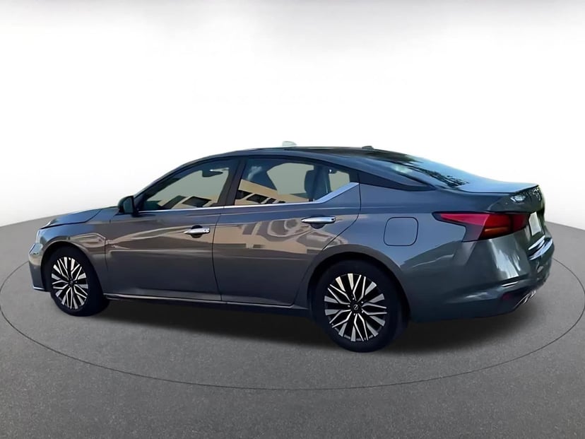2025 Nissan Altima - Image 8