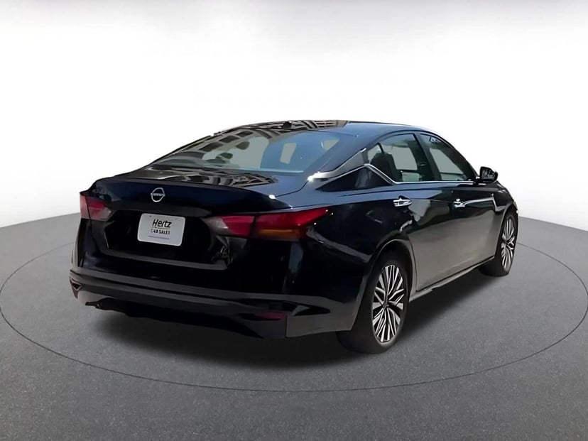 2025 Nissan Altima - Image 13