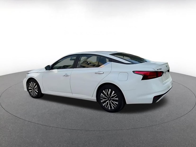 2025 Nissan Altima - Image 8