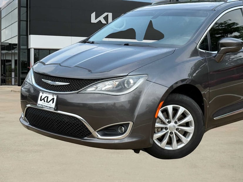 2018 Chrysler Pacifica - Image 2