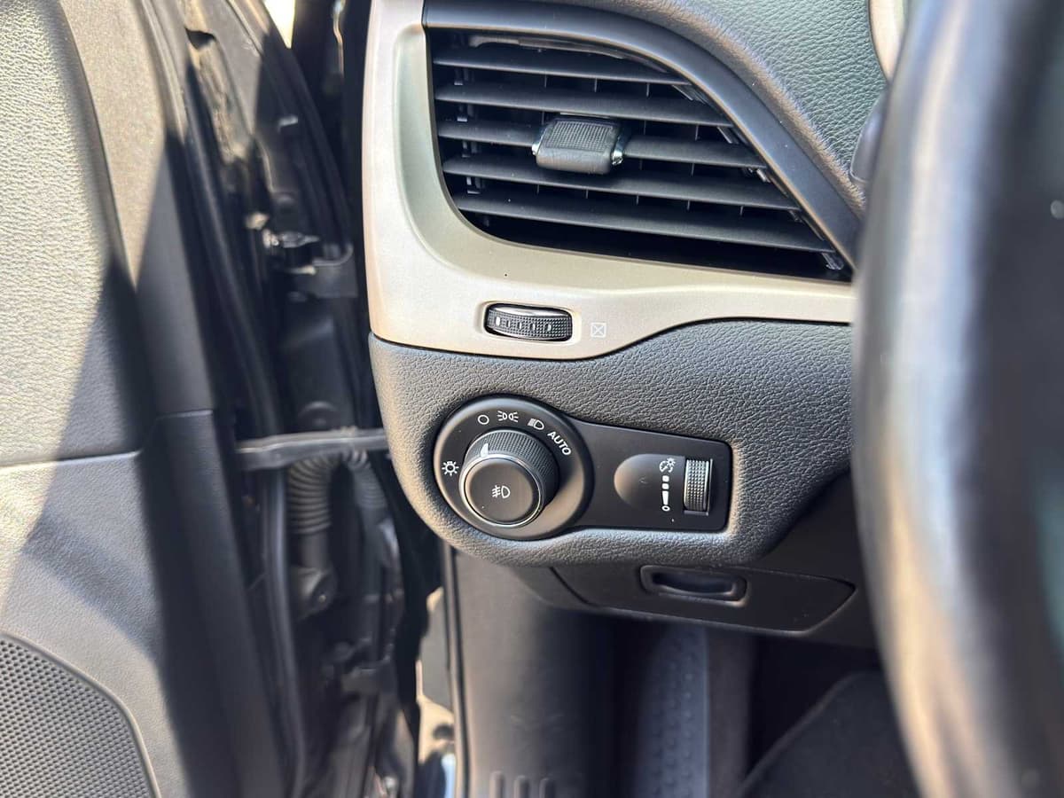 2018 Jeep Cherokee - Image 23