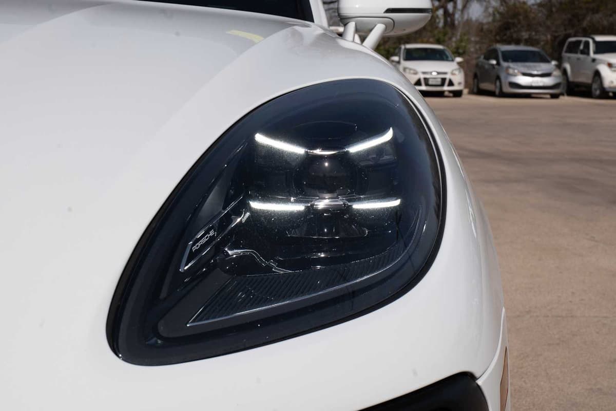 2024 Porsche Macan - Image 3