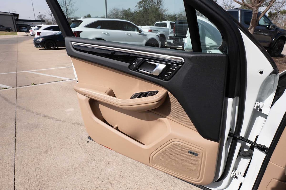 2024 Porsche Macan - Image 19