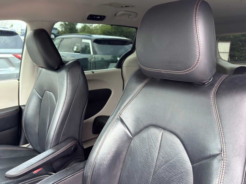 2018 Chrysler Pacifica - Image 11