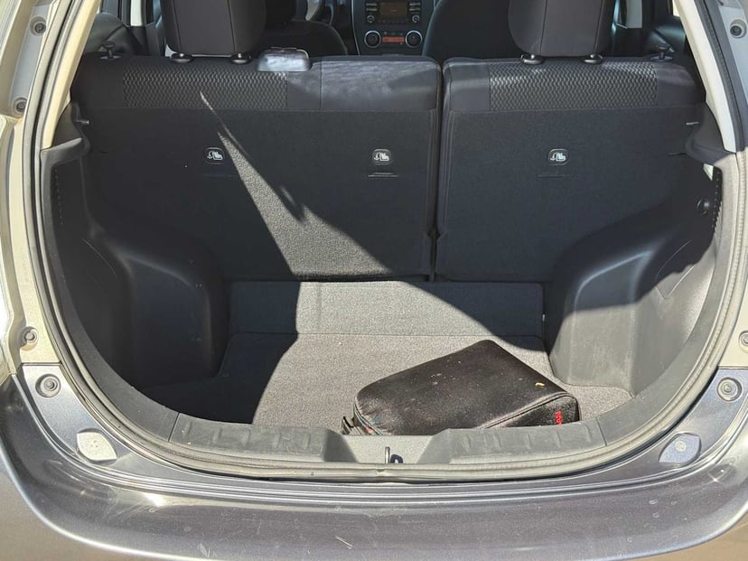 2013 Nissan LEAF - Image 6