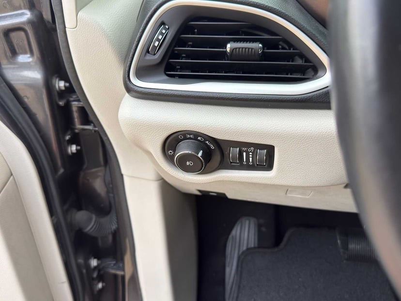 2018 Chrysler Pacifica - Image 21