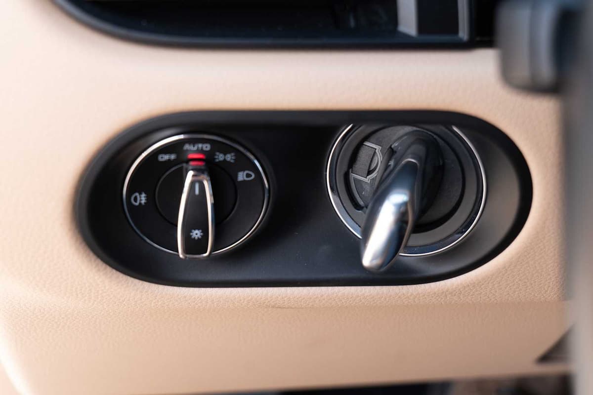 2024 Porsche Macan - Image 18