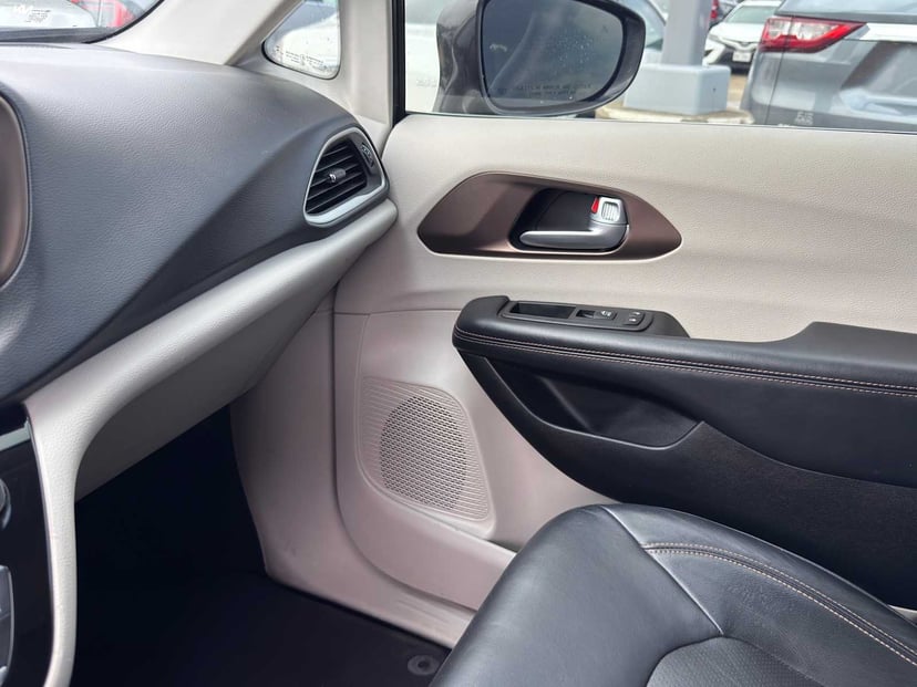 2018 Chrysler Pacifica - Image 16