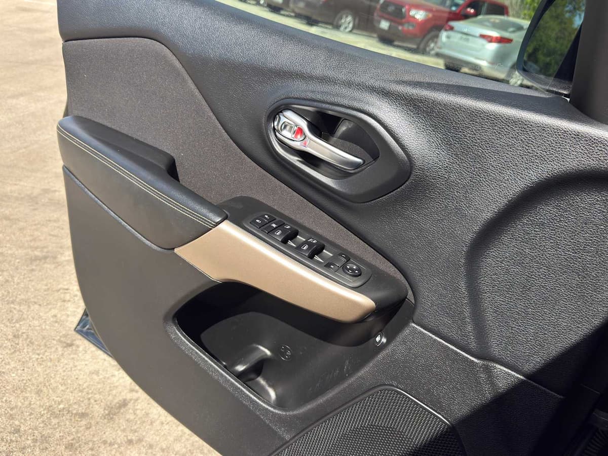 2018 Jeep Cherokee - Image 22