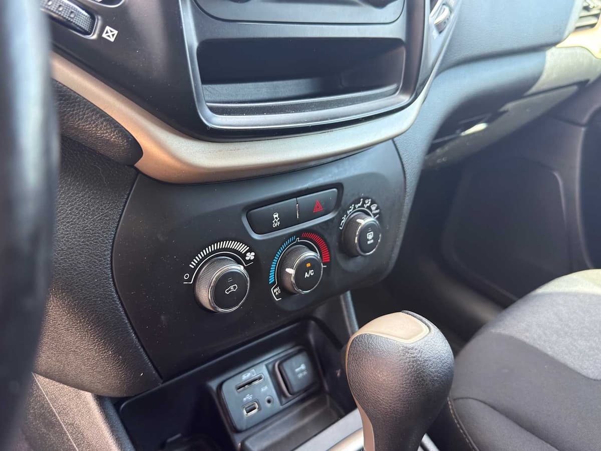 2018 Jeep Cherokee - Image 17