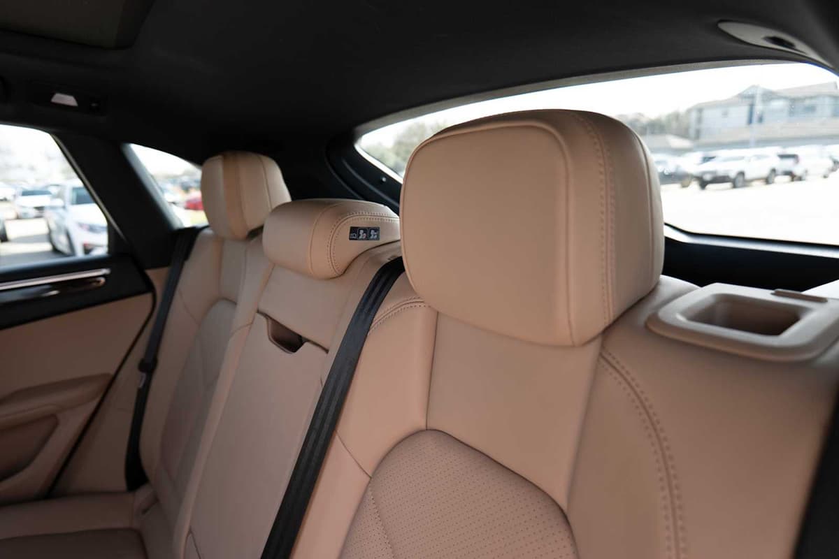 2024 Porsche Macan - Image 24