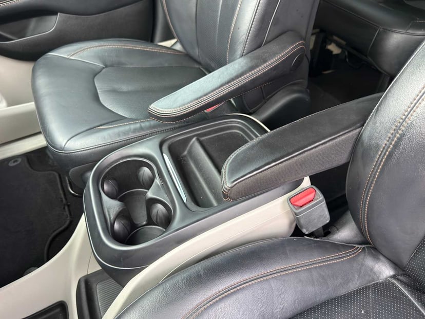 2018 Chrysler Pacifica - Image 12